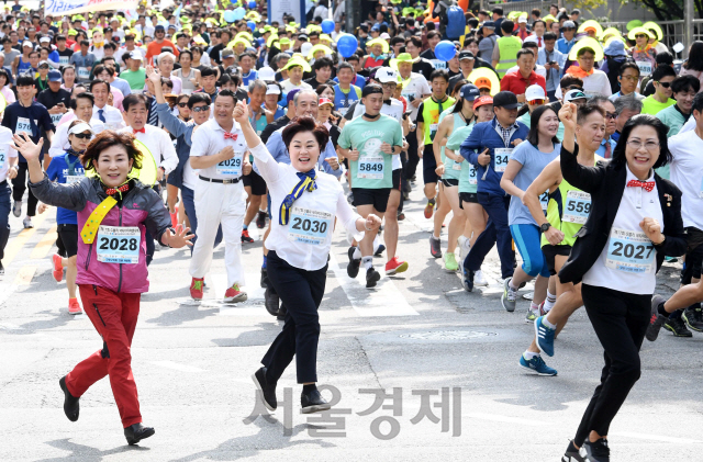 27일 오전 서울 구로구 디지털단지에서 열린 'G밸리 넥타이마라톤 대회'에서 참가자들이 힘차게 출발하고 있다. 구로상공회가 주최하고 구로구와 산업단지공단이 후원한 이날 마라톤대회는 마리오타워를 출발해 남구로초등학교 구로구청사거리 등을 도는 5㎞구간에서 개최됐다./권욱기자 2019.09.27