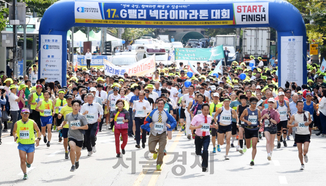 27일 오전 서울 구로구 디지털단지에서 열린 'G밸리 넥타이마라톤 대회'에서 참가자들이 힘차게 출발하고 있다. 구로상공회가 주최하고 구로구와 산업단지공단이 후원한 이날 마라톤대회는 마리오타워를 출발해 남구로초등학교 구로구청사거리 등을 도는 5㎞구간에서 개최됐다./권욱기자 2019.09.27