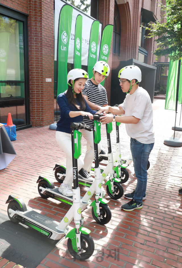 전동킥보드 서비스를 제공하는 라임 (Lime) 코리아가 27일 서울 중구 정동에서 킥보드 안전교육 프로그램인 퍼스트 라이드 서울(First Ride Seoul) 행사를 가졌다. 처음 전동킥보드를 접하는 사용자의 안전한 주행을 돕는 이번 안전교육 이벤트는 탑승 전 점검사항, 전동킥보드 작동법, 주행 시 주의사항 및 에티켓 등의 내용으로 구성됐다. 라임코리아는 현장에서 참가자들에게 안전교육을 제공하고 시범 운행을 진행했다. 라임은 전동킥보드 공유 서비스를 제공하는 세계적인 마이크로 모빌리티 스타트업이다. 라임은 현재 120개 이상의 도시에 서비스를 제공하고 있다./사진제공=라임코리아