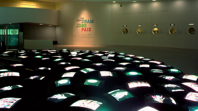 지난 2000년 2월 11일 뉴욕 구겐하임미술관에서 개막한 ‘백남준의 세계’ 전시 전경. /사진출처=Guggenheim