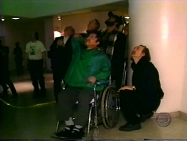 백남준이 2000년2월11일 뉴욕 구겐하임미술관에서 열린 회고전 ‘백남준의 세계’ 개막식에 참석해 협업작가 노만 발라드(오른쪽)과 함께 레이저 신작을 지켜보고 있다. /사진제공=이정성