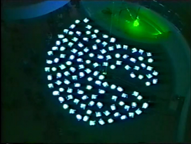 백남준의 2000년 구겐하임미술관 회고전 전경. 바닥에 놓인 100여대의 TV는 삼성전자로부터 무상지원 받았다. /사진제공=이정성