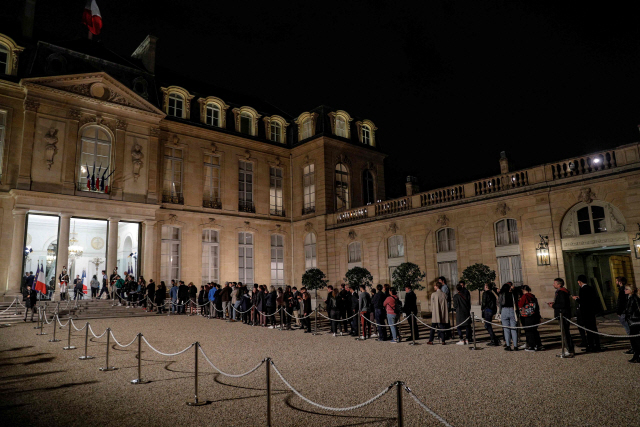 People queue in the courtyard of the Elysee presidential palace in Paris on September 26, 2019 to sign a condolence register for late former French President Jacques Chirac after the announcement of his death today at the age of 86 after a long battle with ill-health, his family said. (Photo by GEOFFROY VAN DER HASSELT / AFP)        <저작권자(c) 연합뉴스, 무단 전재-재배포 금지>