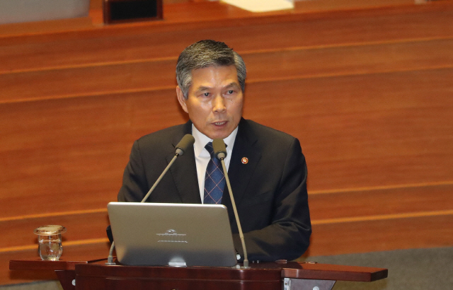 정경두 국방부 장관이 27일 오후 열린 국회 본회의에서 외교ㆍ통일ㆍ안보 분야 대정부질문에 답변하고 있다./연합뉴스