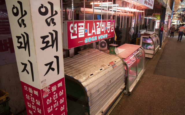 아프리카돼지열병(ASF)이 추가 확진된 27일 서울 마장동 축산시장에서 한 돈육 업체의 빈 진열대가 가려져 있다. /연합뉴스