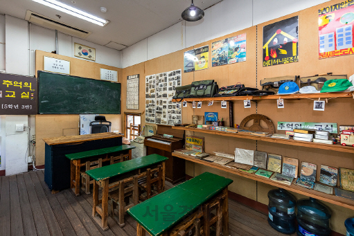 청계천 판잣집 테마존에 꾸며진 1960~70년대 교실의 모습. /사진제공=서울시설공단