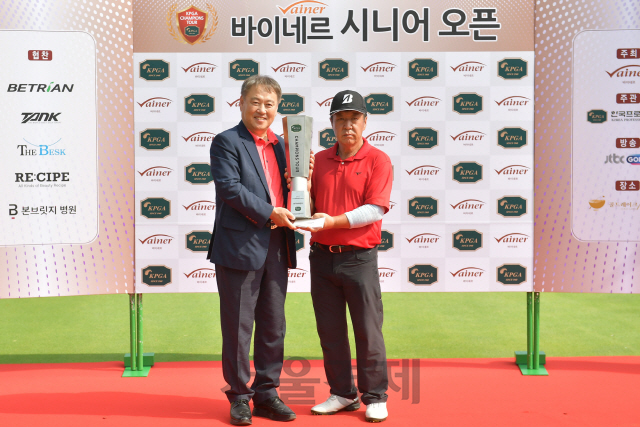 김원길(왼쪽) 바이네르 대표와 초대 챔피언 권오철이 기념촬영을 하고 있다. /사진제공=KPGA