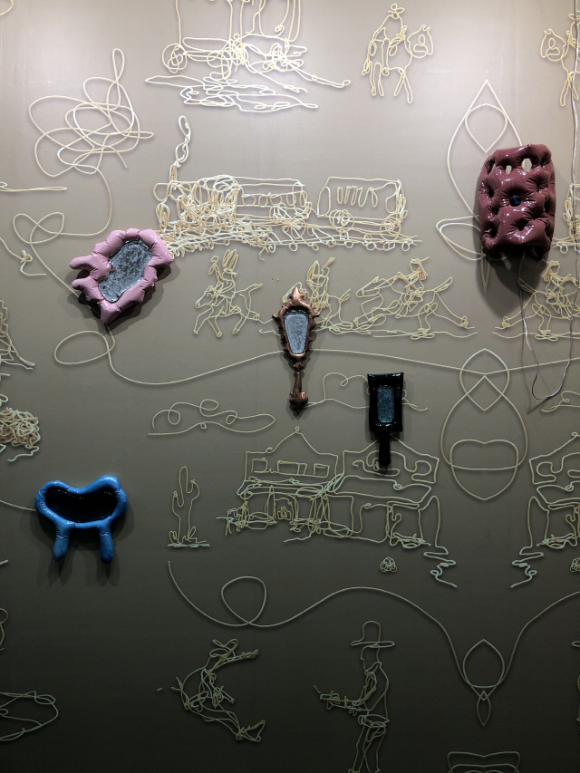 미국 작가 미샤 칸의 벽면 설치작품을 선보인 더페이지갤러리 전경.