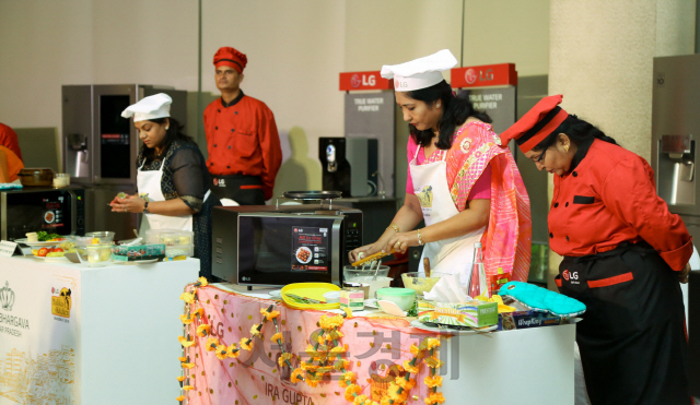 28일(현지시간) 인도 뉴델리 하야트호텔에서 열린 ‘LG 요리 경연대회’에서 참가자들이 ‘LG 광파오븐’을 활용해 요리를 만들고 있다. /사진제공=LG전자