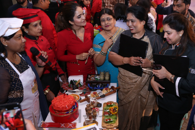 28일(현지시간) 인도 뉴델리 하야트호텔에서 열린 ‘LG 요리 경연대회’에서 심사위원들이 ‘LG 광파오븐’을 활용해 만든 요리를 평가하고 있다. /사진제공=LG전자