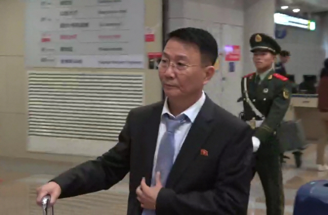 김창민 북한 외무성 국제기구 국장이 지난 28일 오전 평양발 고려항공 편으로 베이징 서우두공항에 도착했다.    /베이징=연합뉴스