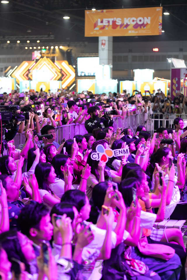 ‘케이콘 2019 태국’ 컨벤션 현장을 찾은 케이팝 아티스트에 환호하는 관객들의 모습. /사진제공=CJ ENM