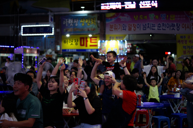 전라남도 순천시 풍덕동에 자리한 아랫장의 야시장을 찾은 방문객들이 공연을 즐기고 있다. /사진제공=순천시아랫장 지역선도시장 육성사업단