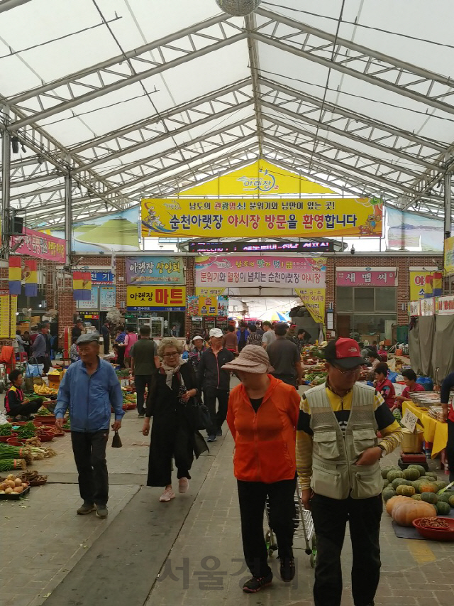 지난 27일 순천시 풍덕동에 자리한 아랫장을 찾은 방문객들이 시장을 둘러보고 있다./김연하기자