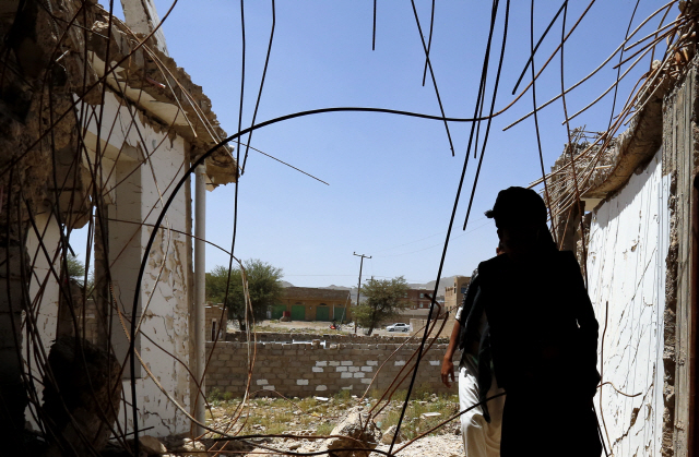 지난 9월19일(현지시간) 예멘 수도 사나에서 한 남자가 사우디 연합군의 공습으로 파괴된 집을 바라보고 있다.     /사나=EPA연합뉴스