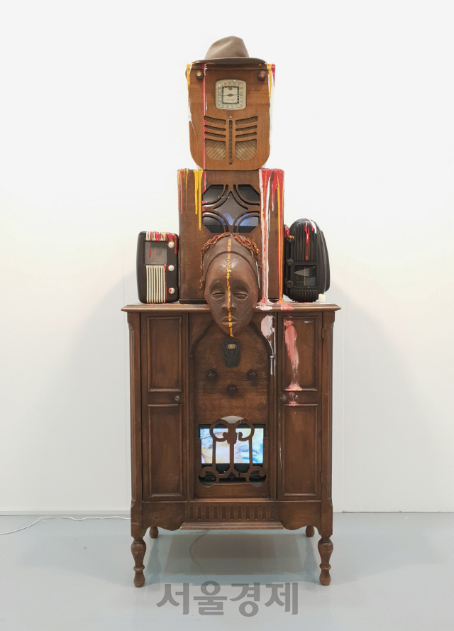 학고재갤러리가 60만달러에 출품한 백남준의 1987년작 ‘로봇(라디오맨, 요셉보이스)’