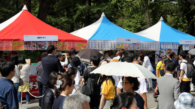 28일 일본 도쿄도(東京都) 지요다(千代田)구 히비야(日比谷)공원의 ‘한일축제한마당’ 행사장에 마련된 한국 음식 판매대 인근이 방문자들로 붐비고 있다./연합뉴스