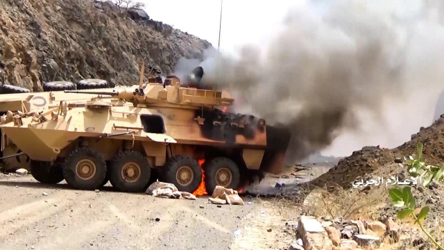 예멘 반군이 29일(현지시간) 공개한 사우디아라비아 남부 나즈란 지역 전투 동영상 속에 친정부군 소속 장갑차가 불타고 있다./AFP연합뉴스
