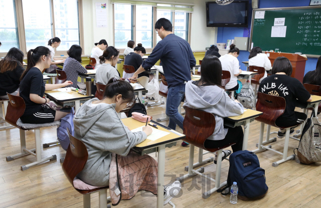 2020학년도 대학수학능력시험 9월 모의평가가 치러진 4일 오전 서울 영등포구 여의도여자고등학교에서 학생들이 선생님이 나눠주는 시험지를 받고 있다./성형주기자