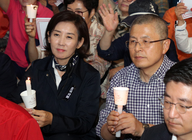 20일 오후 부산 부산진구 서면 거리에서 열린 ‘조국 파면 부산시민연대 촛불집회’에서 자유한국당 황교안 대표와 나경원 원내대표가 촛불을 들고 있다. /연합뉴스