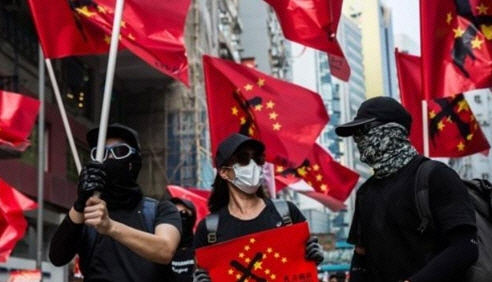 ‘차이나치’(ChiNazi) 깃발을 든 홍콩 시위대/AFP=연합뉴스