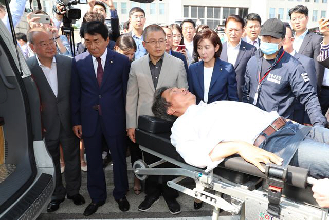 국회 본청 앞에서 단식 농성에 나선 이학재 자유한국당 의원이 30일 오후 건강 진단을 위해 병원으로 이송되고 있다./연합뉴스