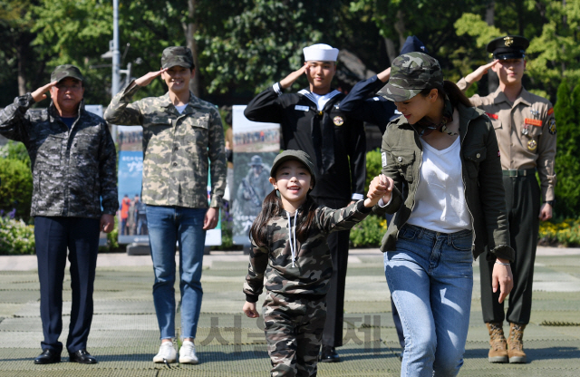 30일 서울광장에서 열린 '제71주년 국군의 날 기념, 국군 응원 캠페인'에서 밀리터리룩 복장을 한 모델과 국군장병들이 함께 포즈를 취하고 있다./성형주기자 2019.09.30