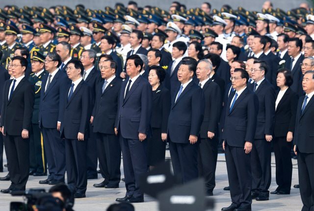 시진핑(앞줄 오른쪽 두번째) 중국 국가주석을 비롯한 중국 지도부가 건국 70주년을 하루 앞둔 30일 톈안먼 광장에서 열린 열사 기념식에 참석해 엄숙한 표정으로 중국 국가인 의용군 행진곡을 부르고 있다.  /베이징=AFP연합뉴스