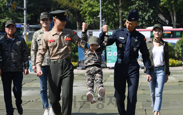 30일 서울광장에서 열린 '제71주년 국군의 날 기념, 국군 응원 캠페인'에서 밀리터리룩 복장을 한 모델과 국군장병들이 함께하고 있다./성형주기자 2019.09.30