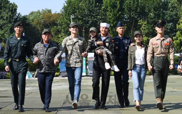 30일 서울광장에서 열린 '제71주년 국군의 날 기념, 국군 응원 캠페인'에서 밀리터리룩 복장을 한 모델과 국군장병들이 함께 걷고 있다./성형주기자 2019.09.30