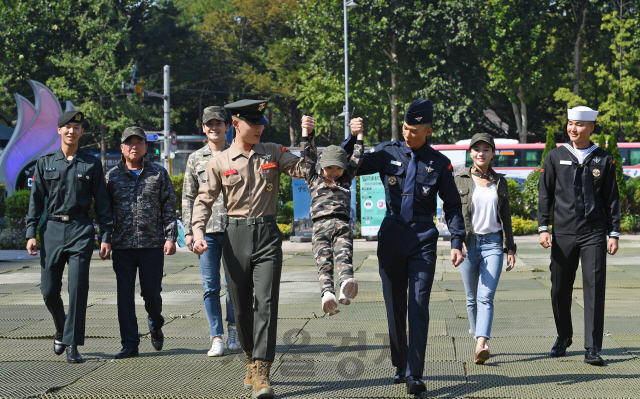 30일 서울광장에서 열린 '제71주년 국군의 날 기념, 국군 응원 캠페인'에서 밀리터리룩 복장을 한 모델과 국군장병들이 함께하고 있다./성형주기자 2019.09.30