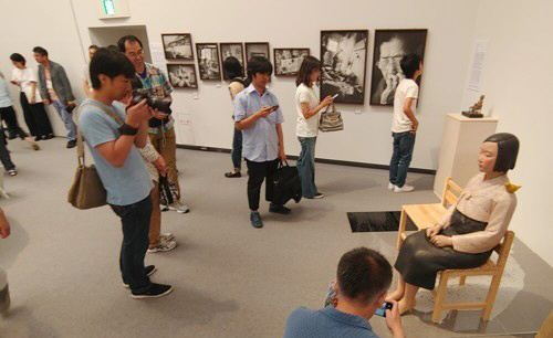 30일 교도통신에 따르면 일본군 위안부를 상징하는 평화의 소녀상을 일본에 선보였다가 중단된 전시회 ‘표현의 부자유전(不自有展)·그 후’를 재개하기로 아이치(愛知) 트리엔날레 실행위원회와 표현의 부자유전·그 후 실행위원회가 합의했다./연합뉴스