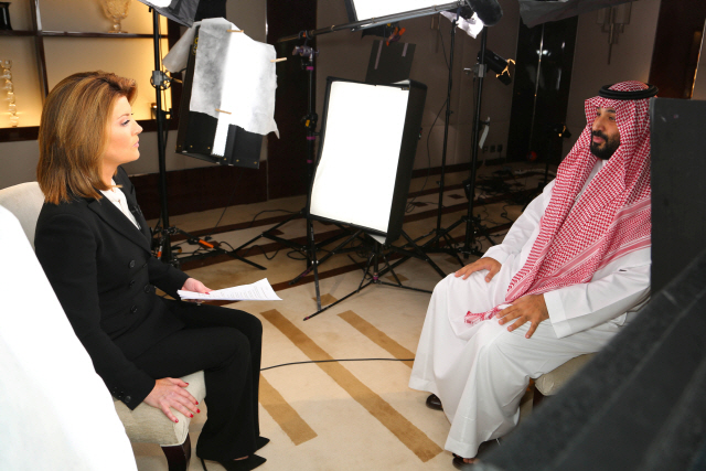CBS 시사프로그램 ‘60분’에 출연해 인터뷰 중인 무함마드 빈 살만(오른쪽) 사우디아라비아 왕세자/로이터연합뉴스
