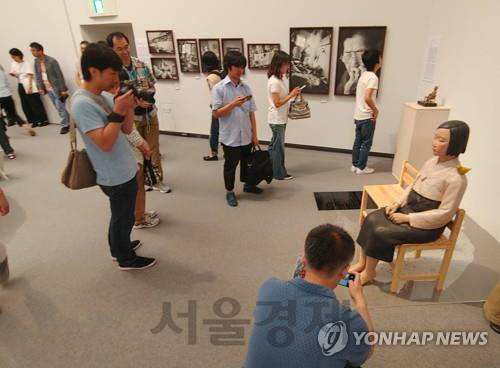 지난달 3일 일본 아이치현 나고야시 아이치현문화예술센터에서 방문자들이 ‘평화의 소녀상’을 살펴보고 있다./연합뉴스