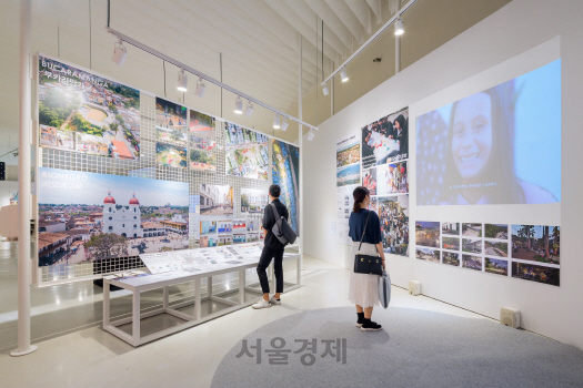 서울 동대문디자인플라자(DDP)에서 열리고 있는 ‘2019 서울도시건축비엔날레’의 주제전을 시민들이 관람하고 있다. /사진제공=서울시