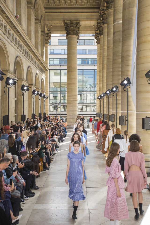지난 28일 파리 ‘브롱니아르궁(Palais Brongniart)’에서 열린 비뮈에트·제이청·분더캄머의 합동 패션쇼 ‘케이컬렉션 인 파리(K Collection in Paris)’에서 모델들이 런웨이를 걷고 있다.      /사진제공=한국패션산업협회