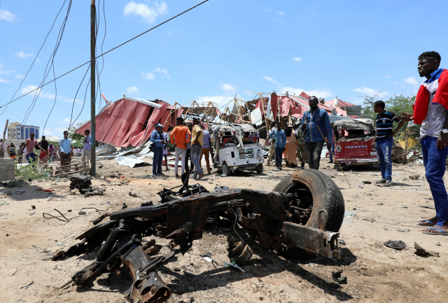 30일(현지시간) 소말리아 수도 모가디슈에서 공격을 받은 이탈리아군 장갑차 잔해./모가디슈=로이터연합뉴스