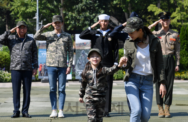 30일 서울광장에서 열린 ‘제71주년 국군의 날 기념, 국군 응원 캠페인’에서 밀리터리룩 복장을 한 모델과 국군장병들이 함께 포즈를 취하고 있다.       /성형주기자