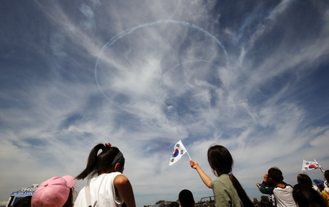 공군 창군 70주년을 맞아 9월 25일 강릉시 공군 제18전투비행단에서 열린 6·25전쟁 전승기념행사에서 블랙이글스가 창공에 태극기 문양을 그리고 있다. /연합뉴스