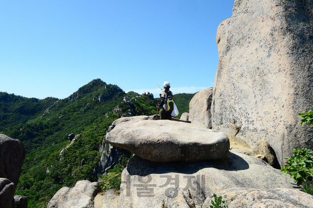성주군 가야산 만물상 직전 등반로에 있는 기원바위.