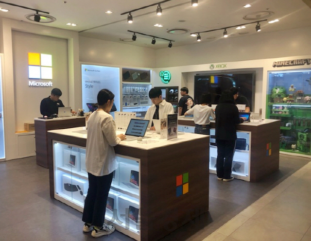 롯데백화점 청량리점에 개설된 마이크로소프트 공식 매장을 찾은 고객들이 제품을 살펴보고 있다. /사진제공=롯데백화점