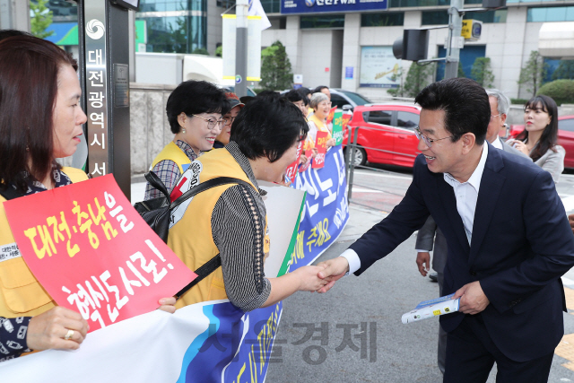 허태정(사진 오른쪽 첫번째) 대전시장이 대전·충남의 혁신도시 추가 지정 촉구 거리캠페인에 나서고 있는 시민단체 회원들을 격려하고 있다. 사진제공=대전시