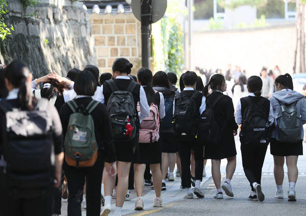 1일 서울시교육청이 공개한 학생 두발·복장 규정 관련 학교별 공론화 중간 모니터링 결과에 따르면 전체 중·고교 701곳 가운데 450개교(64.2%)가 지난 1학기까지 교복 관련 공론화를 마쳤다./연합뉴스