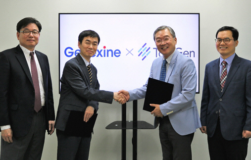서유석 제넥신 대표(왼쪽 두번째)와 김종문 툴젠 대표(왼쪽 세번째)가 동종유래 CAR-T 개발을 위한 MOU를 체결했다./사진제공=제넥신