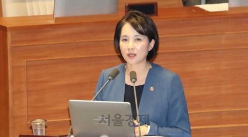 유은혜 사회부총리 겸 교육부 장관이 1일 오후 국회 본회의장에서 열린 교육·사회·문화 분야 대정부질문에서 더불어민주당 맹성규 의원의 질문에 답변하고 있다./연합뉴스