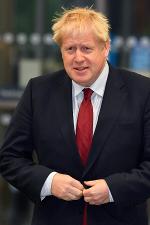 Britain‘s Prime Minister Boris Johnson arrives at the Manchester Central convention complex to give media interviews ahead of the third day of the annual Conservative Party conference, in Manchester, north-west England on October 1, 2019. - Britain’s Boris Johnson is known for his colourful love life but the accusation he grabbed a young woman‘s thigh when he was a magazine editor risks a scandal as he seeks to unite his party over Brexit. (Photo by Ben STANSALL / AFP)        <저작권자(c) 연합뉴스, 무단 전재-재배포 금지>