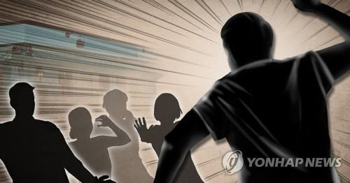 청주 도심에서 이유없이 남성 목 찌르고 폭행한 30대, 징역 8년