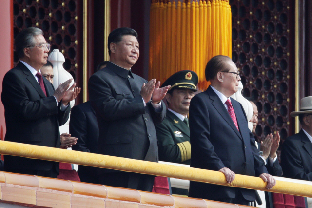 1일 시진핑(가운데) 중국 국가주석이 베이징 톈안먼 성루에서 장쩌민(오른쪽), 후진타오 전 주석과 함께 건국 70주년 국경절 열병식을 사열하며 박수를 치고 있다.  /베이징=로이터연합뉴스