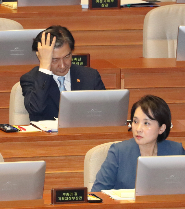 조국 법무부 장관이 1일 오후 국회 본회의장에서 열린 교육·사회·문화 분야 대정부질문에서 생각에 잠겨 있다. /연합뉴스