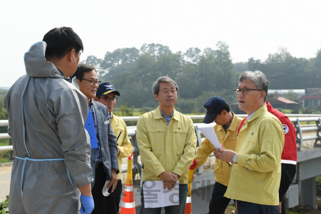 김재현(사진 오른쪽 첫 번째) 산림청장이 항공방제 현장을 찾아 관계자들과 방제 대책을 논의하고 있다. 사진제공=산림청